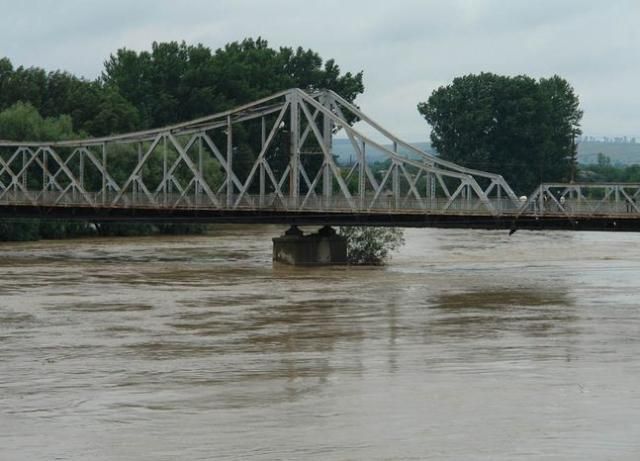 На Львівщині прорвало дві дамби: підтоплення загрожує райцентру Броди 