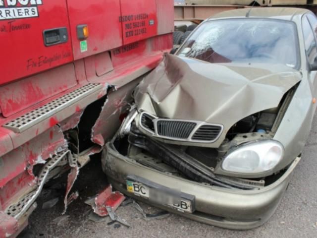 На Львівщині зіткнувся легковик та вантажівка: 5 людей постраждали (Фото) На Львівщині зіткнувся легковик та вантажівка: 5 людей постраждали (Фото)