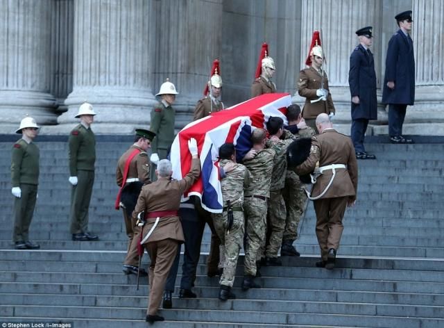 В Лондоне состоялась репетиция похорон Тэтчер с пустым гробом (Фото)