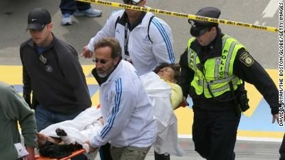 Полиция Бостона нашла видео на котором видно, как на место взрыва приносят большой рюкзак