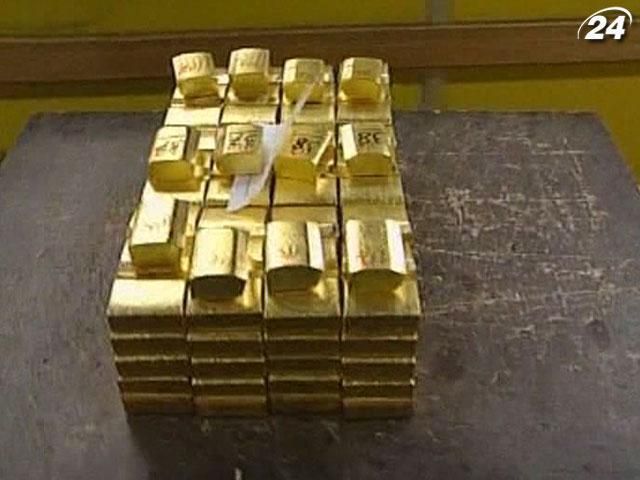 Ціни на золото вперше за 2 роки опустились нижче $1400
