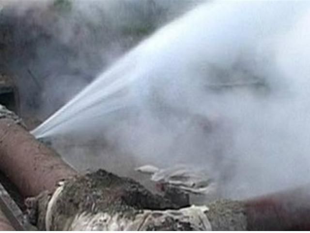 У Києві прорвало теплотрасу: машини їздять через окріп (Відео) У Києві прорвало теплотрасу: машини їздять через окріп (Відео)