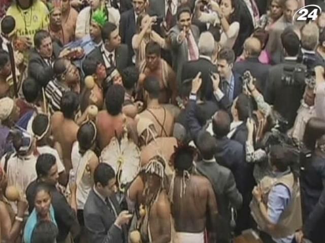 700 аборигенов окружили бразильский парламент 700 аборигенов окружили бразильский парламент