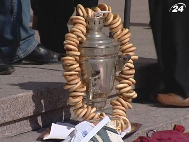 Полторы сотни активистов принесли под Киевсовет баранки для Попова (Видео) Полторы сотни активистов принесли под Киевсовет баранки для Попова (Видео)