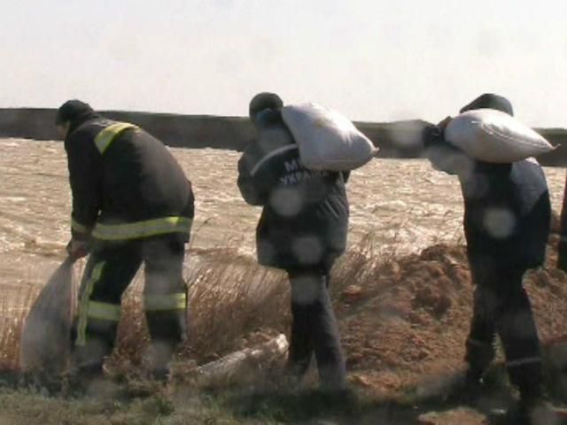 В Криму на озері Сасик-Сиваш розмило дамбу (Фото) В Криму на озері Сасик-Сиваш розмило дамбу (Фото)