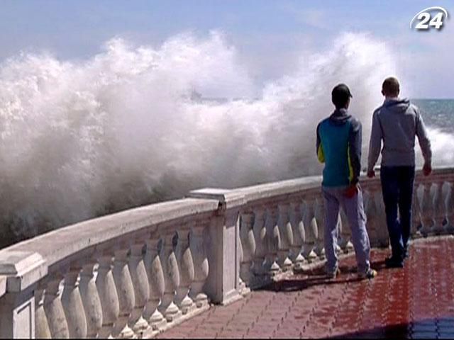 Шторм у Криму знеструмив 15 населених пунктів, повалив дерева та зупинки (Відео) Шторм у Криму знеструмив 15 населених пунктів, повалив дерева та зупинки (Відео)