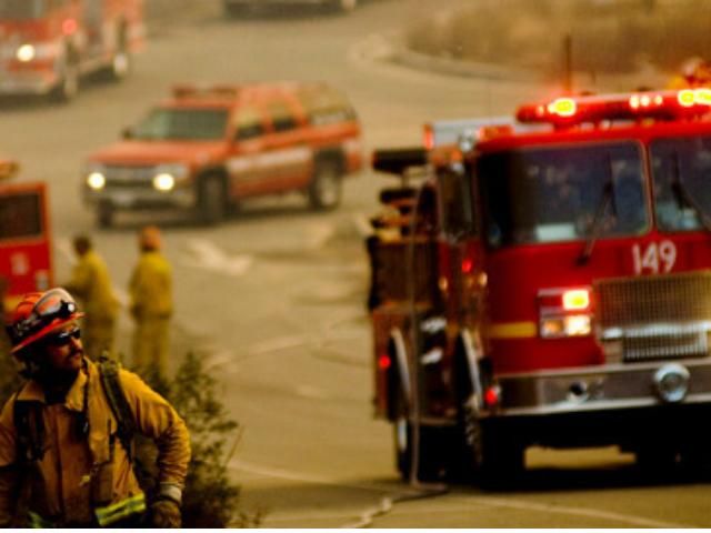 Пожежу на техаському заводі досі не можуть загасити через токсичний дим Пожежу на техаському заводі досі не можуть загасити через токсичний дим