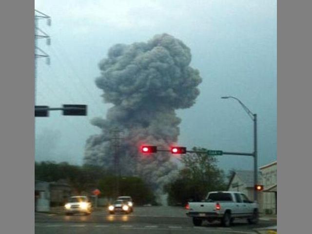 Американец снял взрыв в Техасе и почти вылетел из машины (Видео) Американец снял взрыв в Техасе и почти вылетел из машины (Видео)