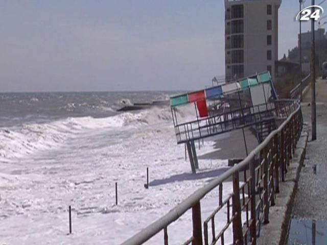 Шторм зруйнував набережну Алушти Шторм зруйнував набережну Алушти