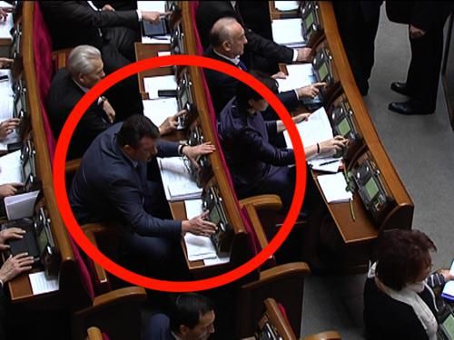 Опозиція скаржиться на нових "кнопкодавів" у Раді (Фото) Опозиція скаржиться на нових "кнопкодавів" у Раді (Фото)