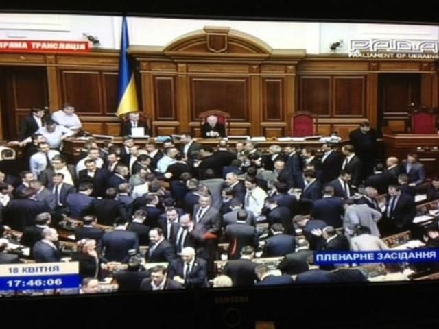 Рибак терміново закрив засідання Ради через блокування трибуни Рибак терміново закрив засідання Ради через блокування трибуни