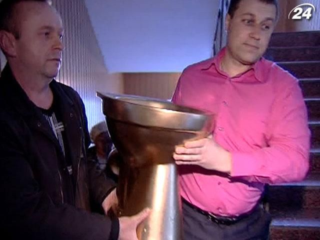 Жители Броваров подарили мэру золотой унитаз Жители Броваров подарили мэру золотой унитаз