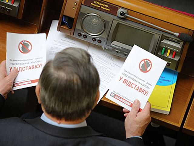 Опозиціонери у Раді роздають брошури за відставку уряду (Фото)