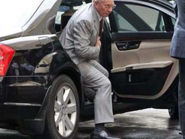 Одна шина Mercedes Азарова коштує державі – майже 23 тисячі Одна шина Mercedes Азарова коштує державі – майже 23 тисячі