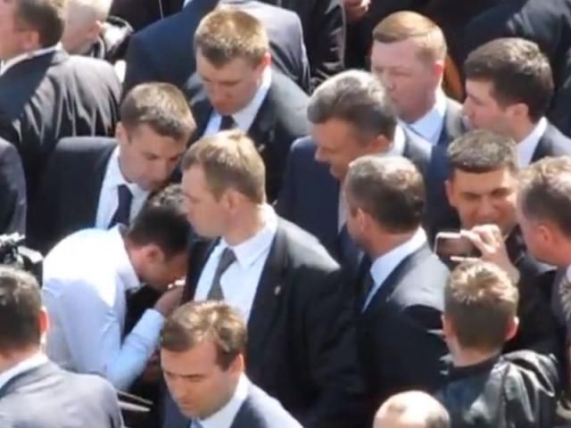 У Вінниці Януковичу покланялись і поцілували руку (Відео)