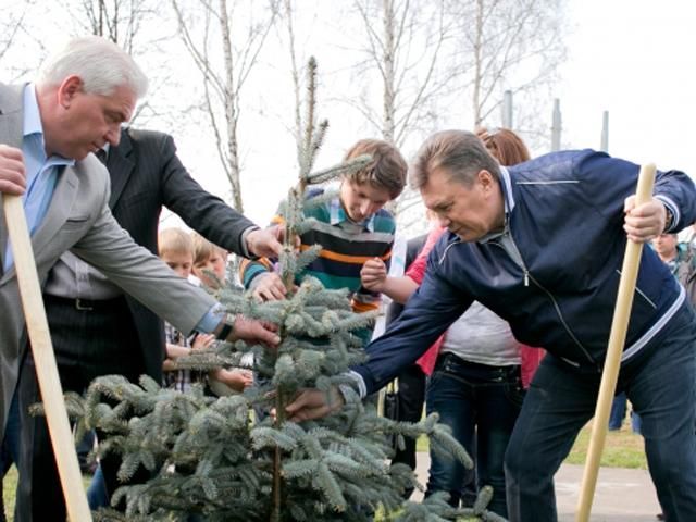 Янукович посадив ялинку і роздав дітям м’ячі (Фото)