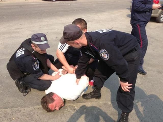 В Киеве избили и задержали защитников деревьев В Киеве избили и задержали защитников деревьев