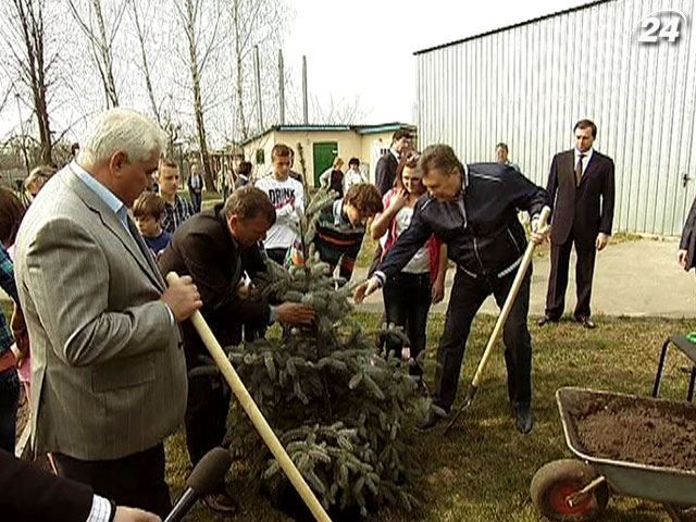 Янукович долучився до акції "За чисте довкілля"