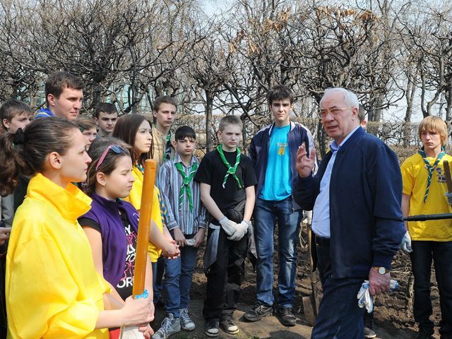 Азаров розповів, як прибирав вулиці і допомагав пенсіонерам (Фото) Азаров розповів, як прибирав вулиці і допомагав пенсіонерам (Фото)