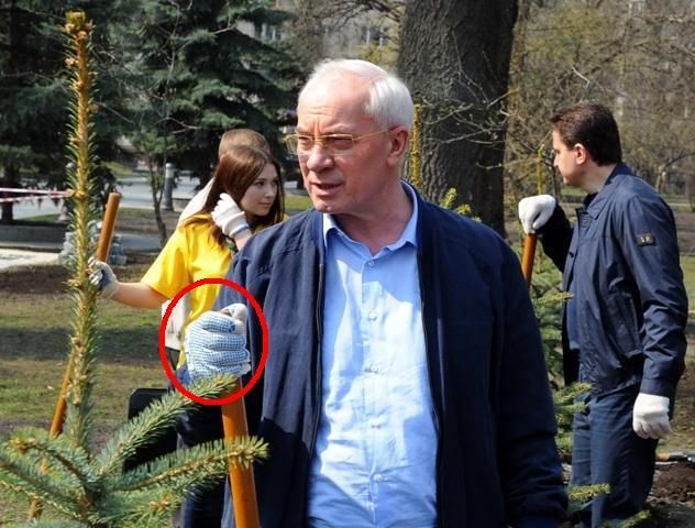 Микола Азаров вчора на суботнику неправильно одягнув рукавиці (Фото)