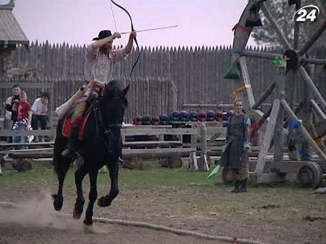 В парке "Киевская Русь" соревновались лучшие всадники из нескольких стран В парке "Киевская Русь" соревновались лучшие всадники из нескольких стран