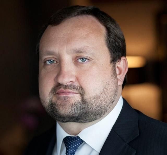 Прес-служба Арбузова вибачилася за наліпки на камери журналістів Прес-служба Арбузова вибачилася за наліпки на камери журналістів