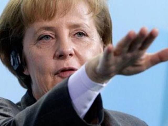 Комуністи одягнули Меркель у нацистську форму (Фото)