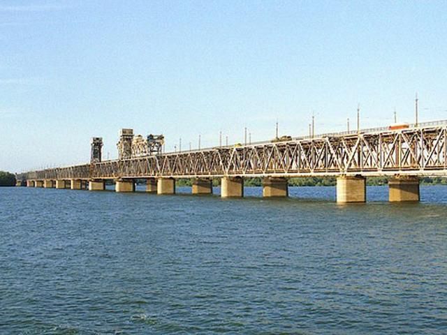 В Днепропетровске девушка спрыгнула с моста