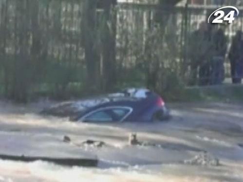 У Києві під асфальт провалився автомобіль У Києві під асфальт провалився автомобіль