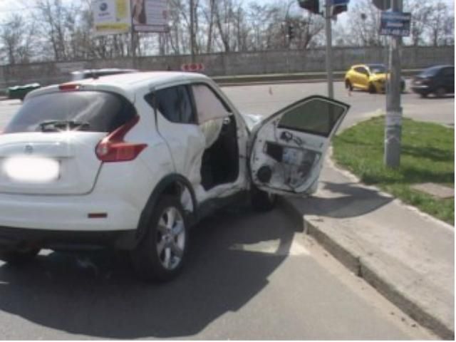 У Києві зіштовхнулися дві автівки (Фото)