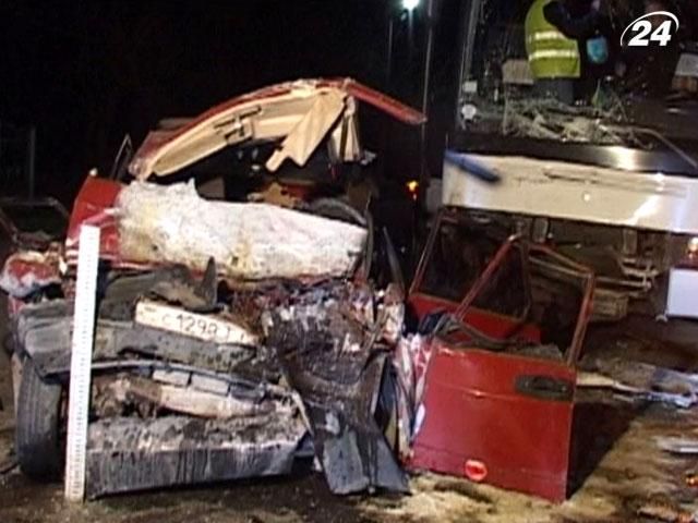 На Тернопільщині "Жигулі" врізався в автобус з дітьми: загинуло 3 людей