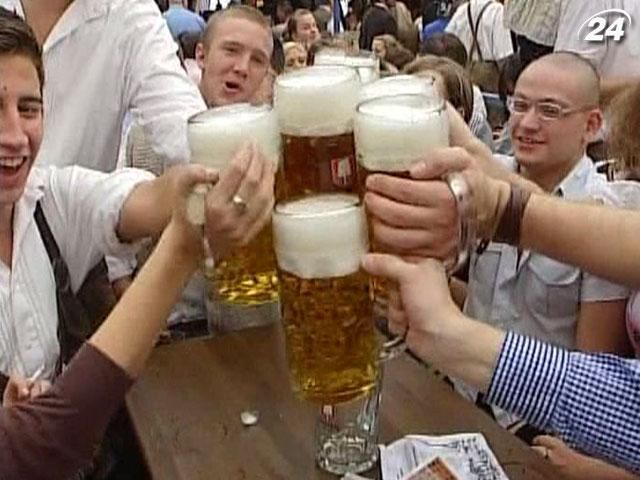 Німці відзначають національне свято - День німецького пива