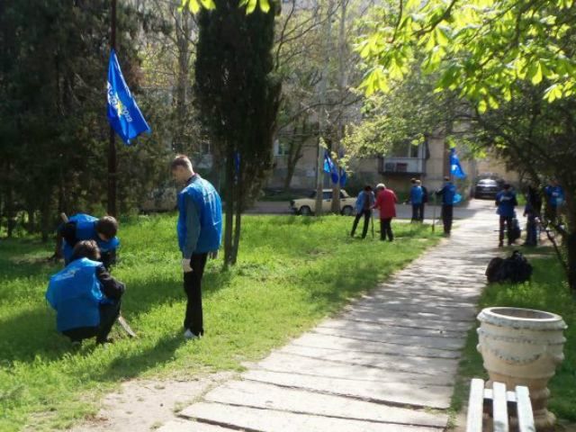 В Севастополе учеников в жилетках ПР отправили на субботник (Фото. Видео)