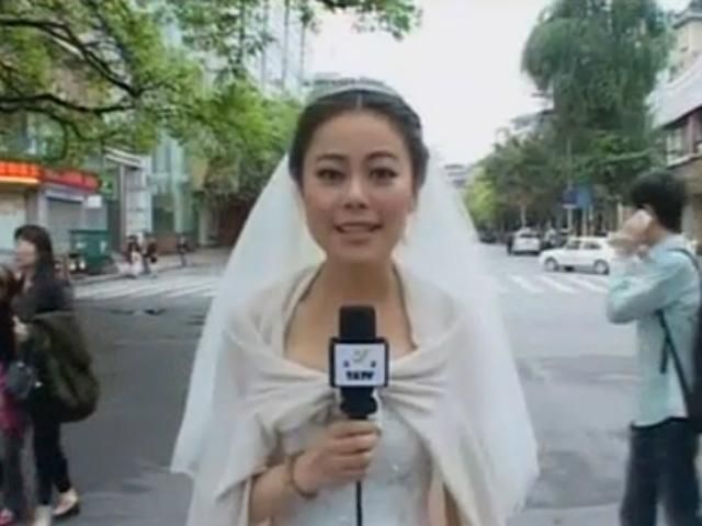 У Китаї журналістка зробила репортаж про землетрус у весільній сукні (Відео)