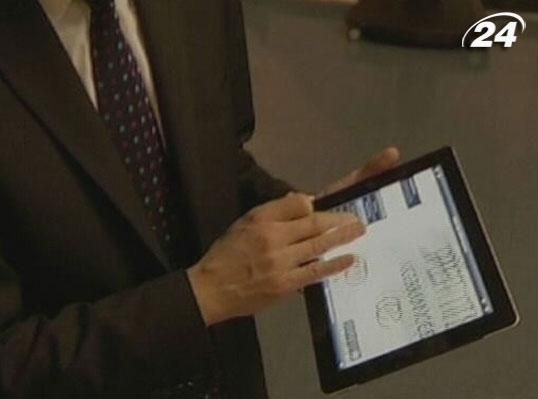 У Чехії випустили додаток, який виявляє фальшиві банкноти У Чехії випустили додаток, який виявляє фальшиві банкноти