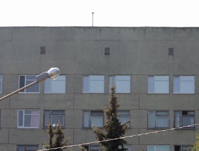 Під лікарнею Тимошенко чекає міліція і два автозаки Під лікарнею Тимошенко чекає міліція і два автозаки