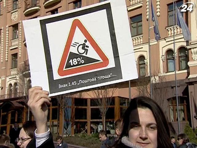 Активісти звертали увагу чиновників на підземні переходи столиці Активісти звертали увагу чиновників на підземні переходи столиці