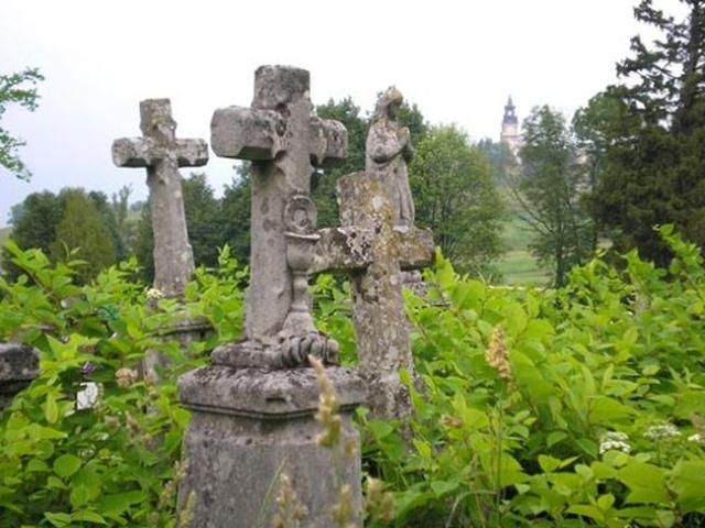 В УГКЦ людей закликали відмовитись від шкідливих пластикових вінків на гробах В УГКЦ людей закликали відмовитись від шкідливих пластикових вінків на гробах
