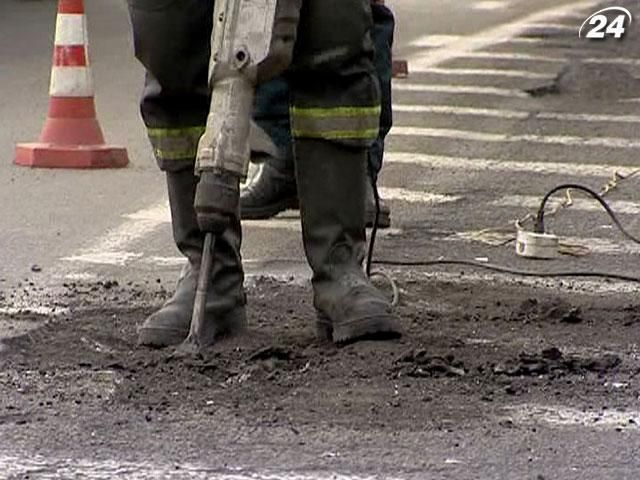 Азаров хоче перевірити ефективність фінансування ремонту доріг