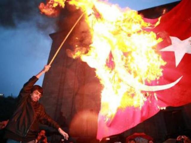 У Вірменії спалили прапор Туреччини