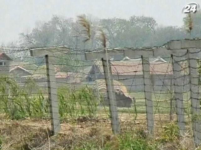 КНДР будує барикади на кордоні з Південною Кореєю КНДР будує барикади на кордоні з Південною Кореєю