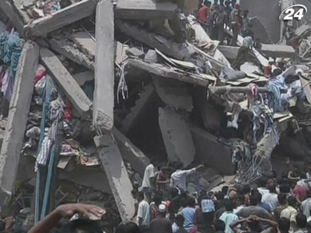 Більше 100 людей загинули під обвалами фабрики в Бангладеш