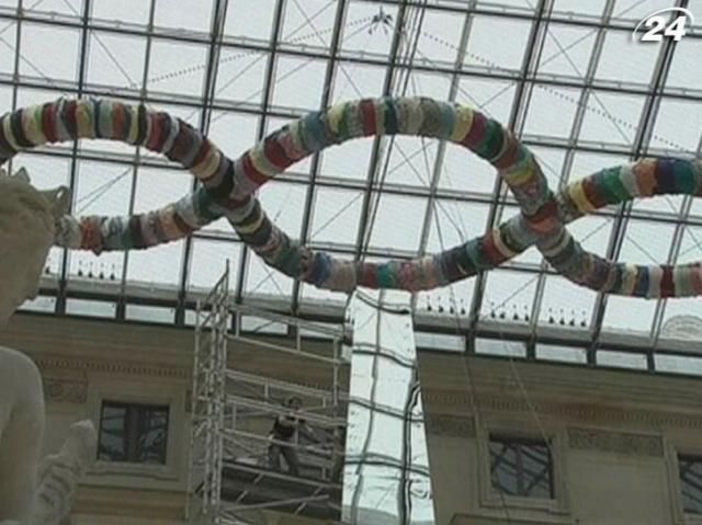 На піраміді Лувра вперше встановили витвір мистецтва На піраміді Лувра вперше встановили витвір мистецтва