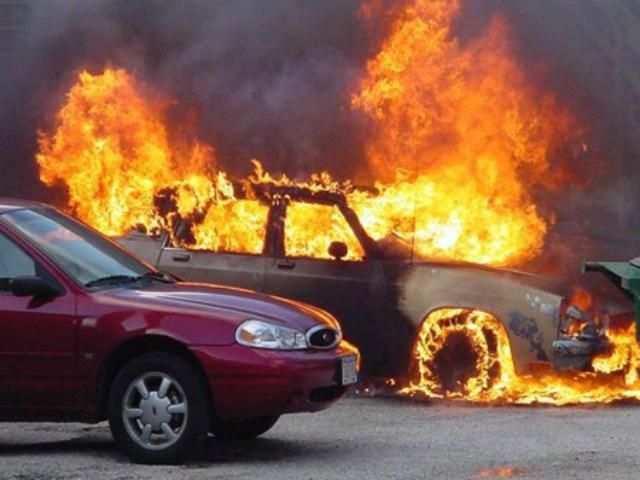 На сусідніх вулицях Львова горіли відразу три автівки На сусідніх вулицях Львова горіли відразу три автівки