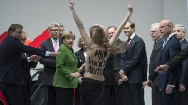 На FEMENисток, которые "напали" на Путина и Меркель, завели уголовное дело