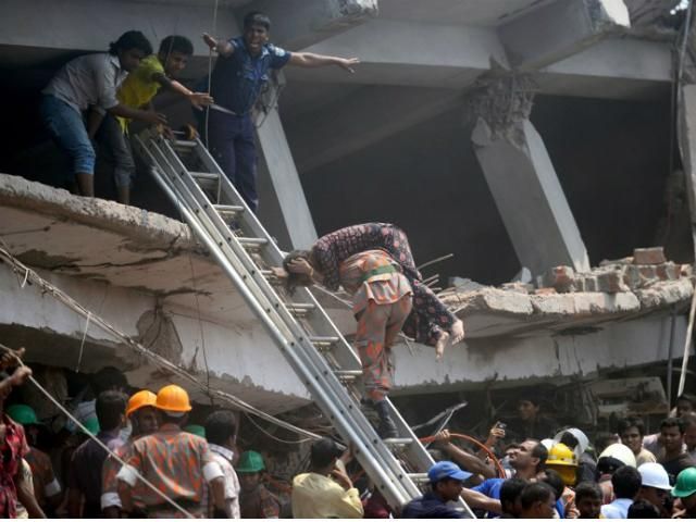 Возросло число жертв обвала фабрики в Бангладеш Возросло число жертв обвала фабрики в Бангладеш