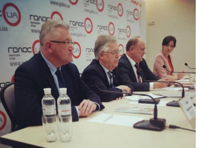 У комуністів кинули пакет з фарбою (Фото) У комуністів кинули пакет з фарбою (Фото)