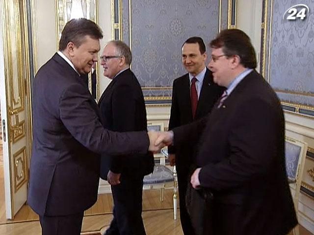 Янукович три часа общался с дипломатами из ЕС