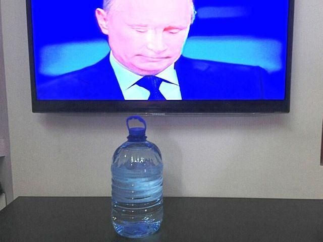 Путін з екрану "зарядив" росіянам воду і майонез (Фото)