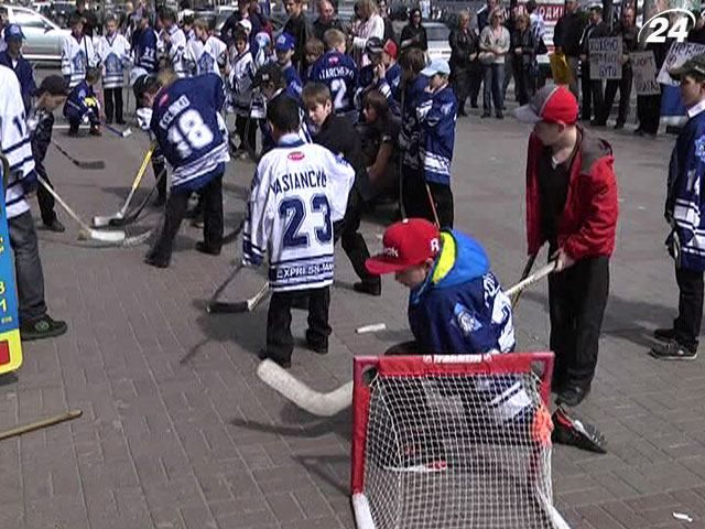 С требованием достроить ледовую арену хоккеисты провели матч на асфальте С требованием достроить ледовую арену хоккеисты провели матч на асфальте
